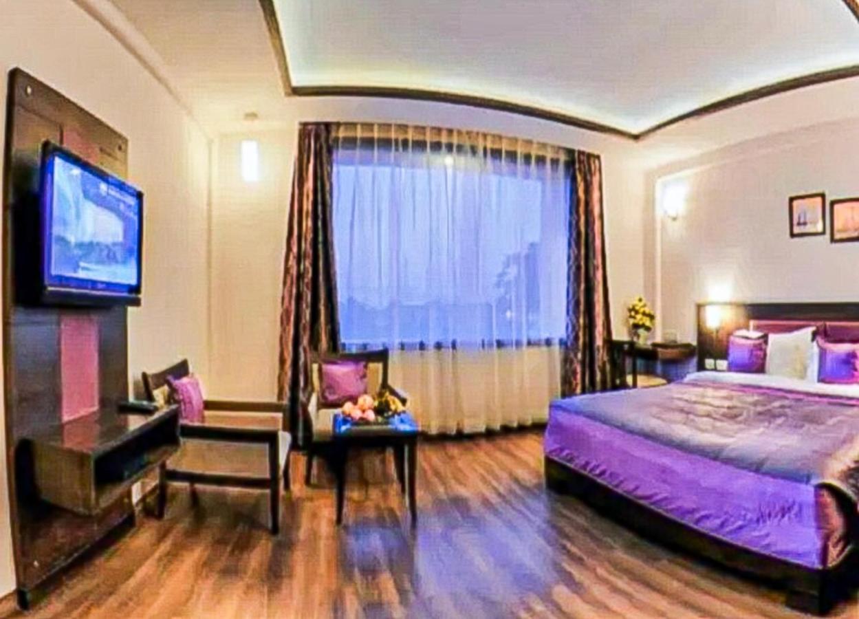 Delux Plaza By Wb Inn Agra  Bagian luar foto