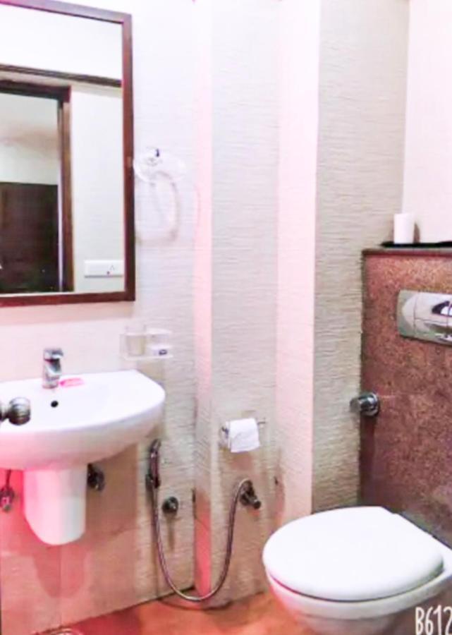 Delux Plaza By Wb Inn Agra  Bagian luar foto